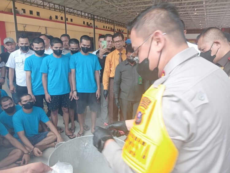 REBUS : Kapolresta Deliserdang Kombes Pol Raphael Sandhy Cahya Priambodo, memasukkan sabu ke dalam air yang sudah mendidih, untuk dimusnahkan, Rabu (12/6/2024). (Foto Dok/T77)