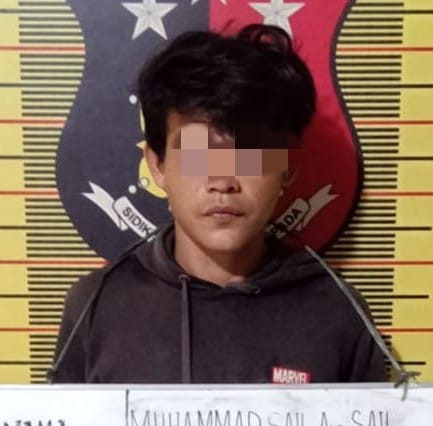 Diamankan : Seorang pria pelaku pencurian sejumlah barang dari toko kelontong di Belawan diamankan di Mapolsek Belawan, setelah ditangkap, Rabu (12/6/2024).(Foto dok/Polres Belawan)