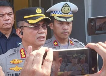 BERI KETERANGAN: Kapolrestabes Medan Kombes Pol Teddy Marbun didampingi Kasat Lantas Kompol Andika Purba saat memberikan keterangan terkait penangkapan 2 pelaku penganiayaan terhadap anggota polisi, di Polsek Medan Kota, Rabu (12/6/2024).(Foto Dok/Polrestabes)