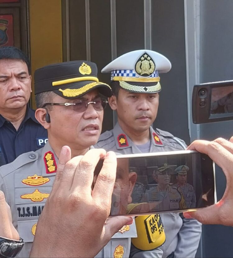 BERI KETERANGAN: Kapolrestabes Medan Kombes Pol Teddy Marbun didampingi Kasat Lantas Kompol Andika Purba saat memberikan keterangan terkait penangkapan 2 pelaku penganiayaan terhadap anggota polisi, di Polsek Medan Kota, Rabu (12/6/2024).(Foto Dok/Polrestabes)