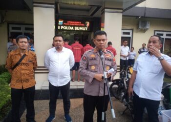 BERI PENJELASAN: Kabid Humas Polda Sumut Kombes Pol Hadi Wahyudi memberi penjelasan terkait pencurian sawit PTPN IV Rabu (12/6/2024).(Foto Dok/T77)