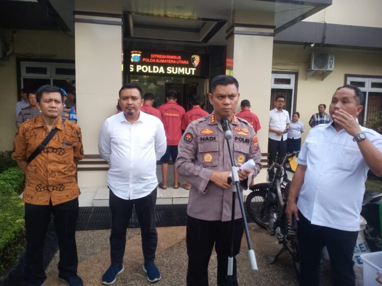 BERI PENJELASAN: Kabid Humas Polda Sumut Kombes Pol Hadi Wahyudi memberi penjelasan terkait pencurian sawit PTPN IV Rabu (12/6/2024).(Foto Dok/T77)