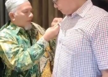 SEMATKAN PIN: Yang Mulia Kanjeng Pangeran Gusti Kadran menyematkan Pin Penghargaan ke Pengacara senior, Poltak Silitonga SH MH sebagai tanda penobatan menjadi Keluarga Kesultanan Kota Waringin Kalteng yang dilaksanakan di Hotel Mercure Pangkalan Bun Kota Waringin Barat, Rabu (12/6/2024).(Foto Dok/Poltak)