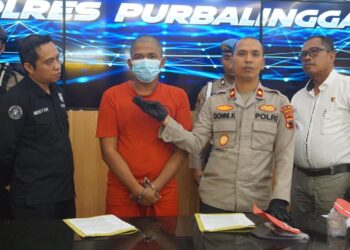 Satresnarkoba Polres Purbalingga mengungkap kasus penyalahgunaan narkotika jenis sabu. Seorang tersangka berinisial M alias K (28) warga Desa Banjarsari Kidul, Kecamatan Sokaraja, Kabupaten Banyumas, diamankan berikut barang buktinya.