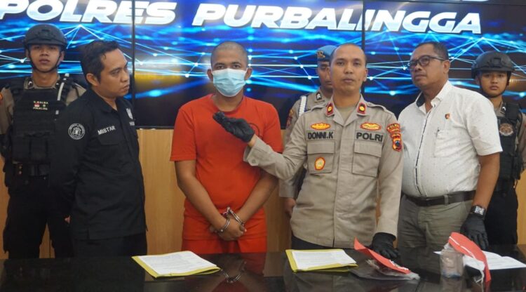 Satresnarkoba Polres Purbalingga mengungkap kasus penyalahgunaan narkotika jenis sabu. Seorang tersangka berinisial M alias K (28) warga Desa Banjarsari Kidul, Kecamatan Sokaraja, Kabupaten Banyumas, diamankan berikut barang buktinya.
