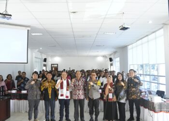 Kapolres Samosir, AKBP Yogie Hardiman, S.H., S.I.K., M.H., memberikan sosialisasi terkait kejahatan pinjaman online ilegal dalam kegiatan Sosialisasi Pencegahan Tindak Pidana Sektor Jasa Keuangan di Wilayah Kabupaten Samosir. Acara yang diselenggarakan oleh Departemen Penyidikan Sektor Jasa Keuangan Otoritas Jasa Keuangan (OJK) RI ini diadakan di aula Kantor Bupati Kabupaten Samosir dan dihadiri oleh berbagai pihak terkait. Kamis, (13/06/2024).