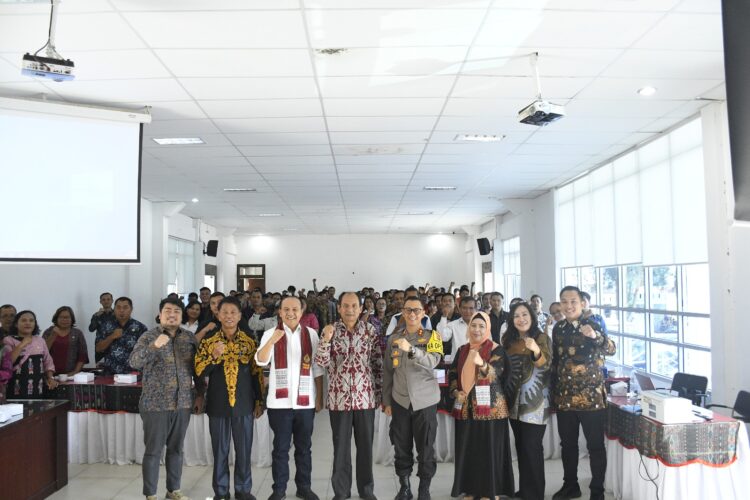 Kapolres Samosir, AKBP Yogie Hardiman, S.H., S.I.K., M.H., memberikan sosialisasi terkait kejahatan pinjaman online ilegal dalam kegiatan Sosialisasi Pencegahan Tindak Pidana Sektor Jasa Keuangan di Wilayah Kabupaten Samosir. Acara yang diselenggarakan oleh Departemen Penyidikan Sektor Jasa Keuangan Otoritas Jasa Keuangan (OJK) RI ini diadakan di aula Kantor Bupati Kabupaten Samosir dan dihadiri oleh berbagai pihak terkait. Kamis, (13/06/2024).