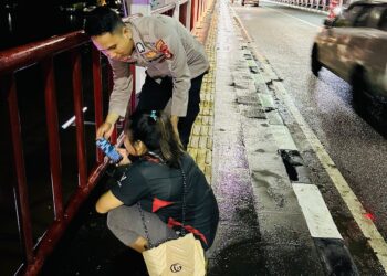 Rabu malam (12/6/2024), Rosa Melinda (27 tahun), seorang ibu rumah tangga beralamat dijalan Letnan Yasin kelurahan 20 Ilir D III Kecamatan Ilir Timur III kota Palembang yang hendak mengakhiri hidupnya dijembatan Musi II, berhasil diselamatkan petugas kepolisian sektor Ilir Barat II. Bripka Dody petugas SPKT Polsek Ilir Barat II Polrestabes Palembang yang menerima informasi melalui aplikasi Banpol, bersama Aiptu MT Silaban (Kanit Patroli) dan Brigadir Muhammad Rozi (piket Reskrim) segera bergegas menuju lokasi jembatan Musi II dan menemukan seorang petempuan dalam kondisi linglung, menangis sambil memegang handphone.