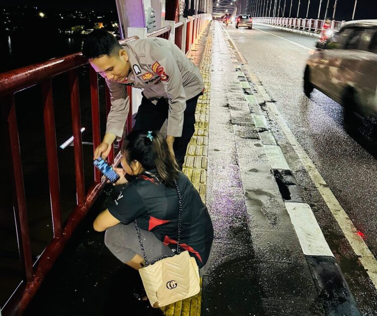 Rabu malam (12/6/2024), Rosa Melinda (27 tahun), seorang ibu rumah tangga beralamat dijalan Letnan Yasin kelurahan 20 Ilir D III Kecamatan Ilir Timur III kota Palembang yang hendak mengakhiri hidupnya dijembatan Musi II, berhasil diselamatkan petugas kepolisian sektor Ilir Barat II. Bripka Dody petugas SPKT Polsek Ilir Barat II Polrestabes Palembang yang menerima informasi melalui aplikasi Banpol, bersama Aiptu MT Silaban (Kanit Patroli) dan Brigadir Muhammad Rozi (piket Reskrim) segera bergegas menuju lokasi jembatan Musi II dan menemukan seorang petempuan dalam kondisi linglung, menangis sambil memegang handphone.