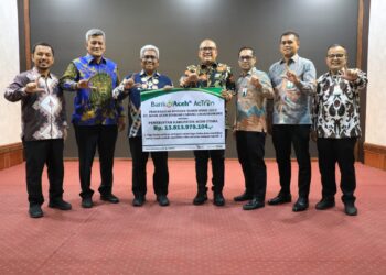Deviden itu diserahkan langsung di pendopo bupati oleh Kepala Bank Aceh Syariah Cabang Lhokseumawe, Taufik Saleh beserta stafnya kepada Penjabat (Pj) Bupati Aceh Utara Dr. Drs. Mahyuzar MSI didampingi Pj Sekda Dayan Albar, S.Sos, MAP, Kamis, 13 Juni 2024.