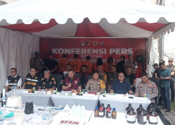 BERI PENJELASAN: Dirtipidnarkoba Bareskrim Polri Brigjen Pol Mukti Juharsa didampingi Wakapolda Sumut, Brigjen Rony Samtana memberi penjelasan terkait temuan clandestine laboratorium pembuatan ekstasi di Jalan Kapten Jumhana Sukaramai Medan, Kamis (13/6/2024). (Foto:Dok/T77)