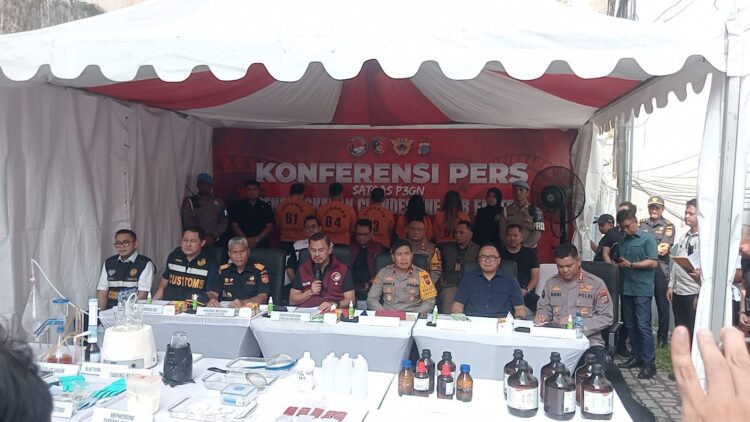 BERI PENJELASAN: Dirtipidnarkoba Bareskrim Polri Brigjen Pol Mukti Juharsa didampingi Wakapolda Sumut, Brigjen Rony Samtana memberi penjelasan terkait temuan clandestine laboratorium pembuatan ekstasi di Jalan Kapten Jumhana Sukaramai Medan, Kamis (13/6/2024). (Foto:Dok/T77)
