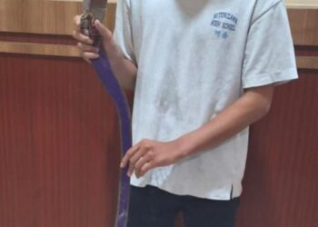 DIAMANKAN : Seorang pria remaja, diduga kawanan geng motor bersajam, diamankan di Mapolres Pelabuhan Belawan, Kamis (13/6/2024), setelah ditangkap dari kawasan Pasar 5, Medan Marelan.(Foto Dok/Polres Belawan)