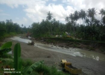 Penggunaan alat berat berupa beko (excavator) untuk penggalian bahan material di sekitar Jembatan Lahomi, Kabupaten Nias Barat