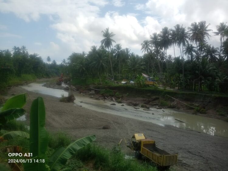 Penggunaan alat berat berupa beko (excavator) untuk penggalian bahan material di sekitar Jembatan Lahomi, Kabupaten Nias Barat