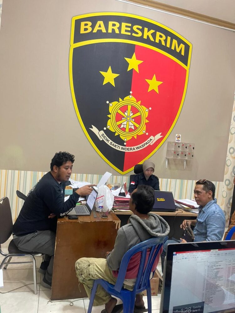 Seorang pria berinisial T (44) alamat Desa Desa Bojongsari Kec. Kembaran Kab. Banyumas, diamankan Unit PPA Sat Reksrim Polresta Banyumas karena diduga melakukan tindak pidana kekerasan seksual atau pemerkosaan terhadap tetangganya sendiri yang berinisial ACR (23).