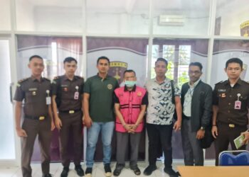 Unit Idik IV Tipidkor Satreskrim Polres Lhokseumawe menyerahkan tersangka dan barang bukti kasus ke dugaan Tindak Pidana Korupsi pada APBG Gampong Meunasah Lhok kepada Kajaksaan Negeri Lhoksukon, Kamis (13/6/2024,) pukul 12.00 Wib.