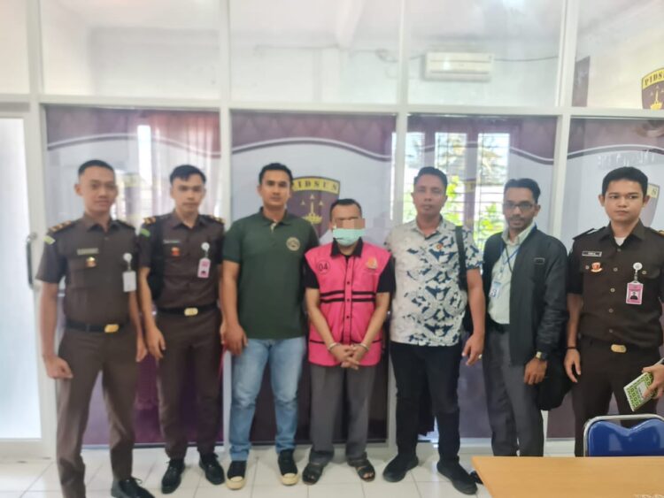 Unit Idik IV Tipidkor Satreskrim Polres Lhokseumawe menyerahkan tersangka dan barang bukti kasus ke dugaan Tindak Pidana Korupsi pada APBG Gampong Meunasah Lhok kepada Kajaksaan Negeri Lhoksukon, Kamis (13/6/2024,) pukul 12.00 Wib.