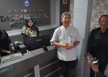 Penjabat (Pj.) Wali Kota Tegal, Dadang Somantri melaksanakan Inspeksi Mendadak (Sidak) di dua Organisasi Perangkat Daerah (OPD) pelayanan masyarakat yaitu di Kantor Dinas Kependudukan dan Pencatatan Sipil (Disdukcapil) Kota Tegal dan Kantor Kecamatan Tegal Barat, Kamis (13/6/2024) sore.