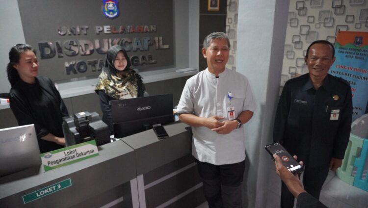 Penjabat (Pj.) Wali Kota Tegal, Dadang Somantri melaksanakan Inspeksi Mendadak (Sidak) di dua Organisasi Perangkat Daerah (OPD) pelayanan masyarakat yaitu di Kantor Dinas Kependudukan dan Pencatatan Sipil (Disdukcapil) Kota Tegal dan Kantor Kecamatan Tegal Barat, Kamis (13/6/2024) sore.