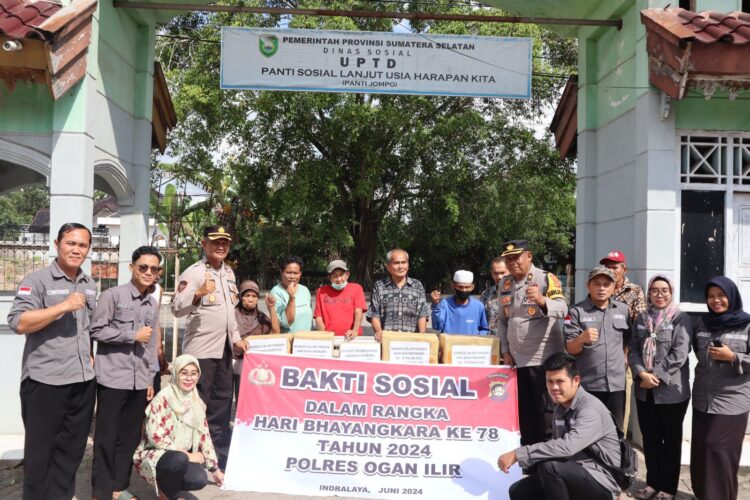 Polres Ogan Ilir kembali mengadakan kegiatan bakti sosial sebagai bentuk perhatian dan tali kasih kepada masyarakat yang membutuhkan. Kegiatan yang berlangsung pada Kamis pagi ini dimulai pukul 09.00 WIB dan bertempat di Panti Sosial Lanjut Usia Harapan Kita, Indralaya, Kabupaten Ogan Ilir.