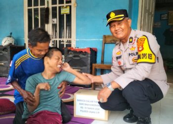 Bantuan berupa sembako diberikan langsung secara simbolis oleh Kabag SDM Polres Ogan Ilir, Kompol Sigit W, SH MH, dan Kabag Log, Kompol Sukamto, SH. Penyerahan bantuan dilakukan dengan harapan dapat meringankan beban hidup para penerima dan membawa kebahagiaan di tengah kesulitan yang mereka hadapi.