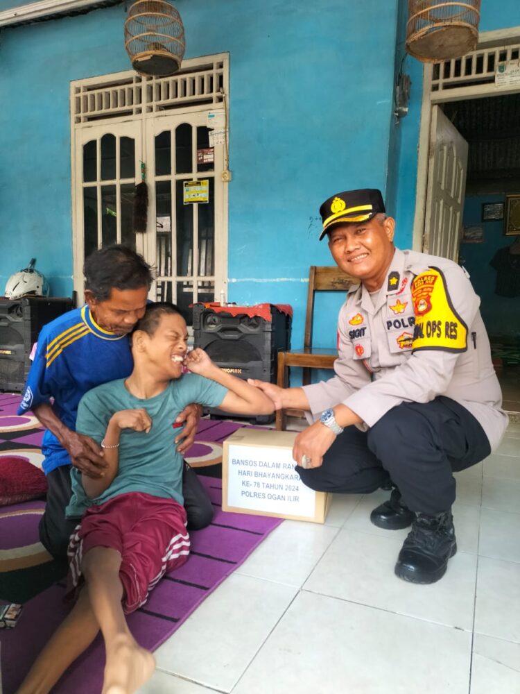 Bantuan berupa sembako diberikan langsung secara simbolis oleh Kabag SDM Polres Ogan Ilir, Kompol Sigit W, SH MH, dan Kabag Log, Kompol Sukamto, SH. Penyerahan bantuan dilakukan dengan harapan dapat meringankan beban hidup para penerima dan membawa kebahagiaan di tengah kesulitan yang mereka hadapi.
