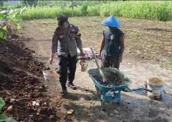 Bhabinkamtibmas Polsek Purwokerto Selatan Polresta Banyumas Bripka Seful Bahri mengikuti kegiatan kerja bakti bersama warga Kelurahan Purwokerto Kidul, Rabu (12/6/2024).