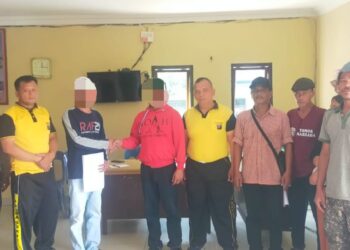 Mediasi terkait Dugaan Tindak Pidana penganiayaan yang dilakukan KM terhadap AN berakhir dengan damai di Aula Mako Polsek Simanindo. Mediasi yang dipimpin oleh Kapolsek Simanindo AKP Nandi Butarbutar, S.H ini dihadiri oleh Bhabinkamtibmas, Pemerintah Desa Tomok, serta kedua belah pihak yang berselisih. Jumat, (13/06/2024).