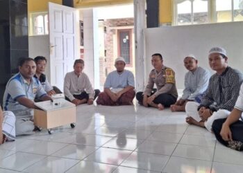 Bhabinkamtibmas Polsek Singkil menggelar kegiatan Forum Kemitraan Polisi dan Masyarakat (FKPM) bersama jamaah Tabligh di Masjid Babul Jannah, Ternate Tanjung, Lingkungan Satu, Rabu (12/6/2024).