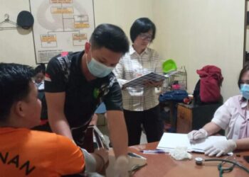 Pemeriksaan kesehatan berkala bagi para tahanan di Polresta Manado telah dilaksanakan dengan serius pada hari ini. Kegiatan ini dipimpin oleh Dokter Rinny Tumalun beserta tim dari Poliklinik Polresta Manado, didampingi oleh anggota Satuan Tahanan dan Tahanan (Sat Tahti), Kamis (13/6/2024).
