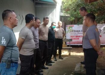 Polsek Singkil melaksanakan kegiatan bedah rumah sebagai bagian dari perayaan Hari Ulang Tahun ke-78 Bhayangkara. Kegiatan tersebut dilakukan di rumah Banpol Polsek Singkil Jenly Pangeiang yang terletak di Kelurahan Singkil Dua Lingkungan 1, Kecamatan Singkil, Rabu, 11 Juni 2024 pukul 08.30 WITA.
