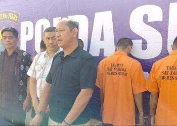 PAPARKAN : Kasat Narkoba Polres Sergai, AKP Iwan Hermawan didampingi Ps Kasi Humas Iptu Edward Sidauruk memaparkan hasil pengungkapan kasus selama berlangsungnya Ops Antik Toba, Jumat (14/6/2024). (Foto Dok/Humas Polres)