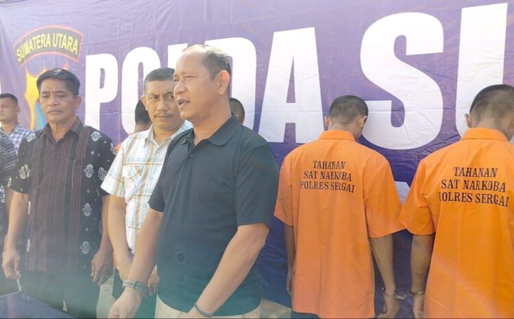 PAPARKAN : Kasat Narkoba Polres Sergai, AKP Iwan Hermawan didampingi Ps Kasi Humas Iptu Edward Sidauruk memaparkan hasil pengungkapan kasus selama berlangsungnya Ops Antik Toba, Jumat (14/6/2024). (Foto Dok/Humas Polres)