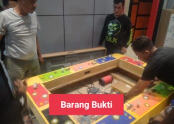 AMANKAN: Polrestabes Medan dan Polsek Medan Tembung mengamankan mesin judi tembak ikan di Pasar 8 Gambir Tembung, Kecamatan Percut Sei Tuan, Deliserdang, Kamis (13/6/2024).(Foto Dok/Polrestabes)