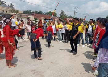 Sekitar jam 12:00 Wib, tampak hadir Perwakilan rombongan Bupati Simalungun, yakni Sekretaris Daerah kabupaten Simalungun Esron Sinaga
Disambut dengan tortor Simalungun.