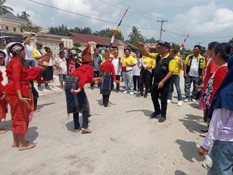 Sekitar jam 12:00 Wib, tampak hadir Perwakilan rombongan Bupati Simalungun, yakni Sekretaris Daerah kabupaten Simalungun Esron Sinaga
Disambut dengan tortor Simalungun.