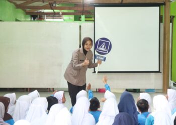 Adalah Brigadir Yuvina Lusiana Dewi, SH, Polwan berusia 27 tahun asal Polresta Banyumas Polda Jateng. Ia nampak piawai menggunakan bahasa isyarat ketika berkomunikasi dengan anak-anak tuna rungu untuk menyampaikan materi tentang rambu-rambu lalu lintas dan tata cara aman bersekolah.