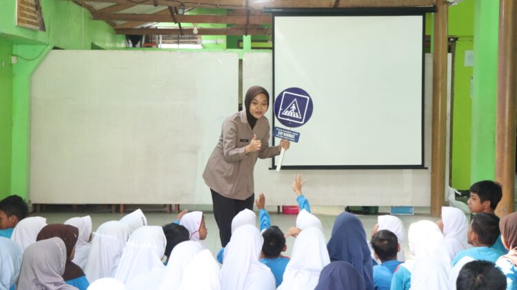 Adalah Brigadir Yuvina Lusiana Dewi, SH, Polwan berusia 27 tahun asal Polresta Banyumas Polda Jateng. Ia nampak piawai menggunakan bahasa isyarat ketika berkomunikasi dengan anak-anak tuna rungu untuk menyampaikan materi tentang rambu-rambu lalu lintas dan tata cara aman bersekolah.