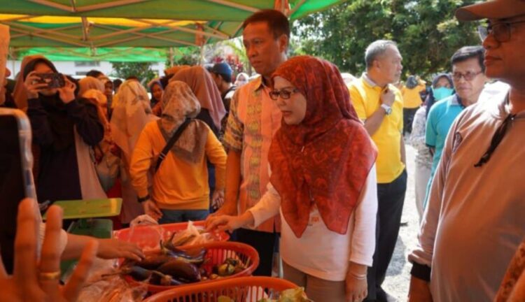 Gelaran operasi Pasar murah di Halaman Kantor Dinas Ketahanan Pangan Tanaman Pangan dan Holtikultura diserbu warga pada Jum’at, (14/6/24) pagi. Komoditi cabai minyak goreng, telur dan sayuran langsung ludes saat operasi pasar perdana jelang Idul Adha itu dibuka.