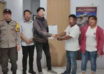 Bhabinkamtibmas Polsek Tombulu, berhasil menyelesaikan permasalahan tindak pidana penganiayaan yang terjadi di wilayah hukumnya melalui pendekatan problem solving. Keberhasilan ini tidak hanya mencerminkan dedikasi dan profesionalisme Bripka Richard, tetapi juga efektivitas pendekatan problem solving dalam menangani konflik di masyarakat.