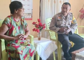 Bhabinkamtibmas Polsek Singkil melaksanakan kegiatan Sambang Warga di Kelurahan Wawonasa. Kegiatan ini bertujuan untuk mempererat hubungan antara polisi dan masyarakat serta memastikan keamanan dan ketertiban di wilayah tersebut, Jumat (14/6/2024).