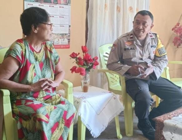 Bhabinkamtibmas Polsek Singkil melaksanakan kegiatan Sambang Warga di Kelurahan Wawonasa. Kegiatan ini bertujuan untuk mempererat hubungan antara polisi dan masyarakat serta memastikan keamanan dan ketertiban di wilayah tersebut, Jumat (14/6/2024).