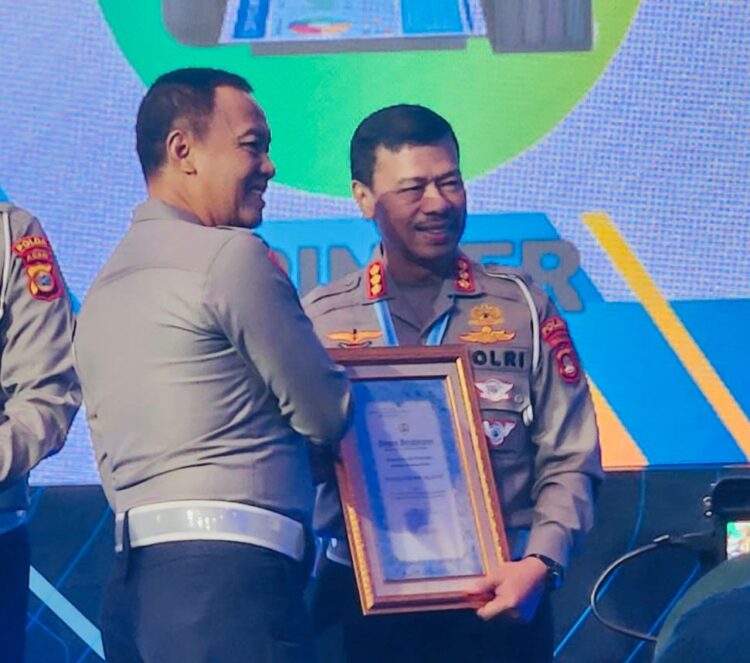 Penghargaan diserahkan langsung oleh Kakorlantas Polri, Irjen Pol Dr. Drs Aan Suhanan Msi dan diterima Dirlantas Polda Sumsel Kombes M Pratama pada acara Rekernis Lalu Lintas Polri yang tahun ini diadakan di kota gudeg Yogyakarta.