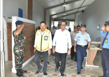 Komandan Lanud J.B. Soedirman Letkol Pnb Tatag Onne Setiawan, M. Han., menyambut kunjungan kerja Menteri Perhubungan Republik Indonesia (Menhub RI) Dr. (H.C.) Ir. Budi Karya Sumadi beserta rombongan, bertempat di Bandara J.B. Soedirman, Purbalingga. Sabtu (15/06/2024).