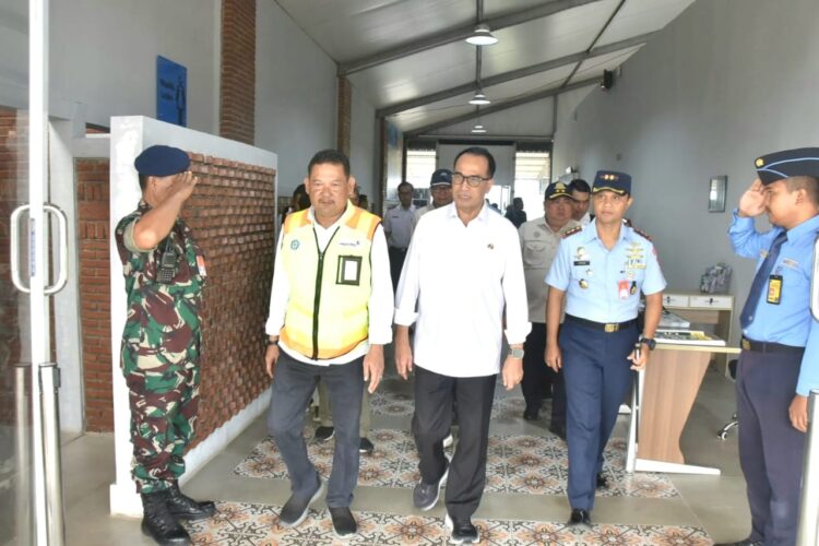 Komandan Lanud J.B. Soedirman Letkol Pnb Tatag Onne Setiawan, M. Han., menyambut kunjungan kerja Menteri Perhubungan Republik Indonesia (Menhub RI) Dr. (H.C.) Ir. Budi Karya Sumadi beserta rombongan, bertempat di Bandara J.B. Soedirman, Purbalingga. Sabtu (15/06/2024).