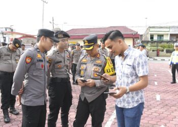 Pukul 07.55 WIB, saat Hendak melaksanakan apel pagi yang digelar di Lapangan Mako Polres Samosir, mendadak Kapolres Samosir AKBP Yogie Hardiman S.H., S.I.K., M.H mengambil alih pimpinan apel dari perwira pengawas. Beliau langsung memerintahkan seluruh personel Polres Samosir untuk mengeluarkan ponsel mereka masing-masing dan langsung melakukan pemeriksaan terhadap isi ponsel tersebut. Sabtu, (15/06/2024)