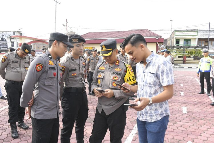 Pukul 07.55 WIB, saat Hendak melaksanakan apel pagi yang digelar di Lapangan Mako Polres Samosir, mendadak Kapolres Samosir AKBP Yogie Hardiman S.H., S.I.K., M.H mengambil alih pimpinan apel dari perwira pengawas. Beliau langsung memerintahkan seluruh personel Polres Samosir untuk mengeluarkan ponsel mereka masing-masing dan langsung melakukan pemeriksaan terhadap isi ponsel tersebut. Sabtu, (15/06/2024)