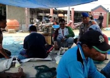 Satuan Polisi Air (Satpol Air) Polres Lhokseumawe Polda Aceh, aktif melakukan patroli dialogis sebagai langkah antisipasi terhadap potensi premanisme di wilayah penjualan dan pelelangan ikan. Patroli tersebut dilakukan guna menjaga keamanan dan ketertiban di sekitar lokasi penjualan ikan yang sering menjadi sasaran aktivitas ilegal. Sabtu 15/06/2024 siang.