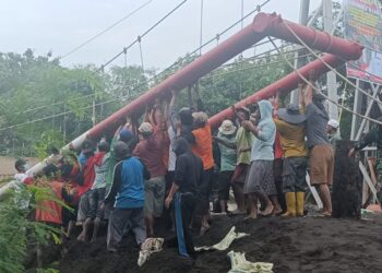 Dandim 0712/Tegal Letkol Inf Suratman, SIP., MIP turun langsung dalam mendirikan tiang pancang Jembatan Gantung yang berada di Desa Banjaragung Kecamatan Warureja Kabupaten Tegal. Dandim 0712/Tegal didampingi oleh Danramil 04/Warureja dan Kades Banjaragung memantau langsung jalannya pendirian tiang pancang.